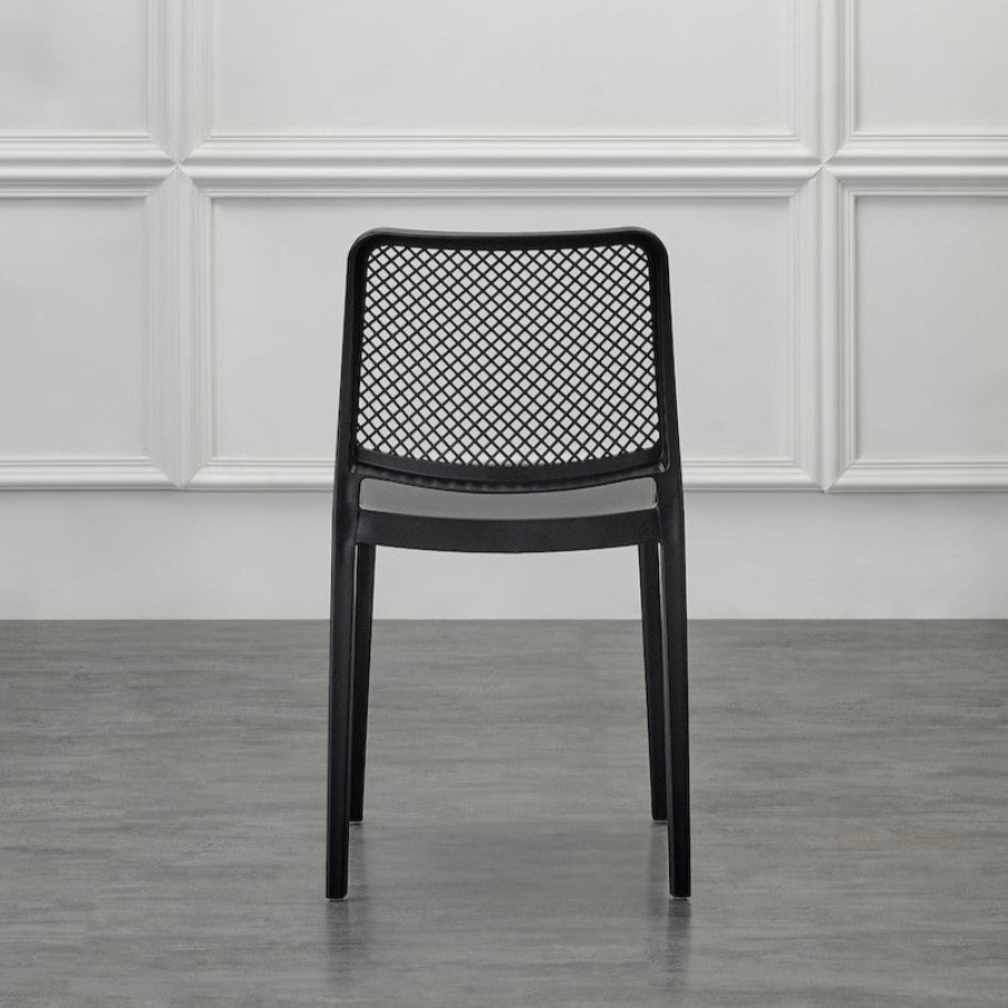 Set de 4 Sillas Manhattan, Negra, con Espaldar en Rejilla y Diseño Minimalista