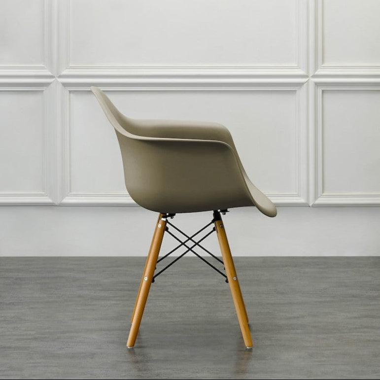 Silla Eymos , Color Taupe, con Espaldar y Patas en Madera