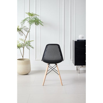 Silla Aira, Color Negro, con Espaldar y Patas en Madera, en ambiente