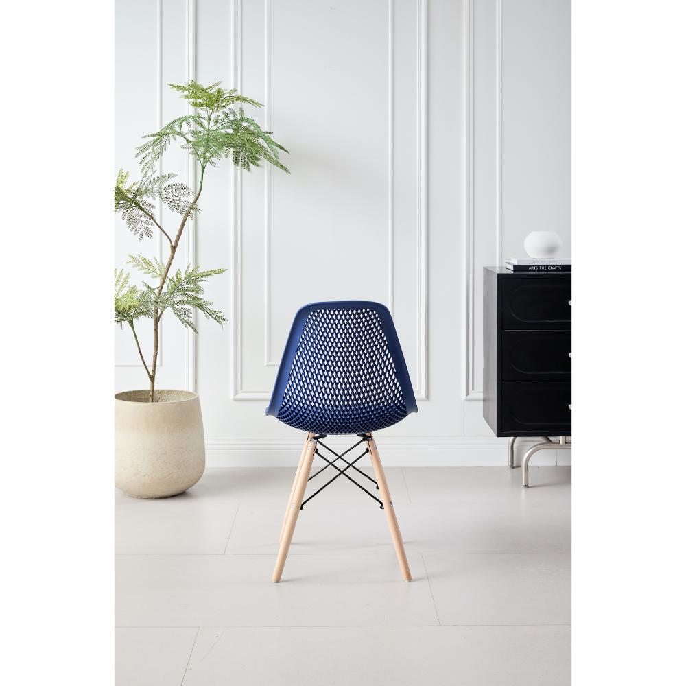 Silla Aira, Color Azul, con Espaldar y Patas en Madera, en ambiente