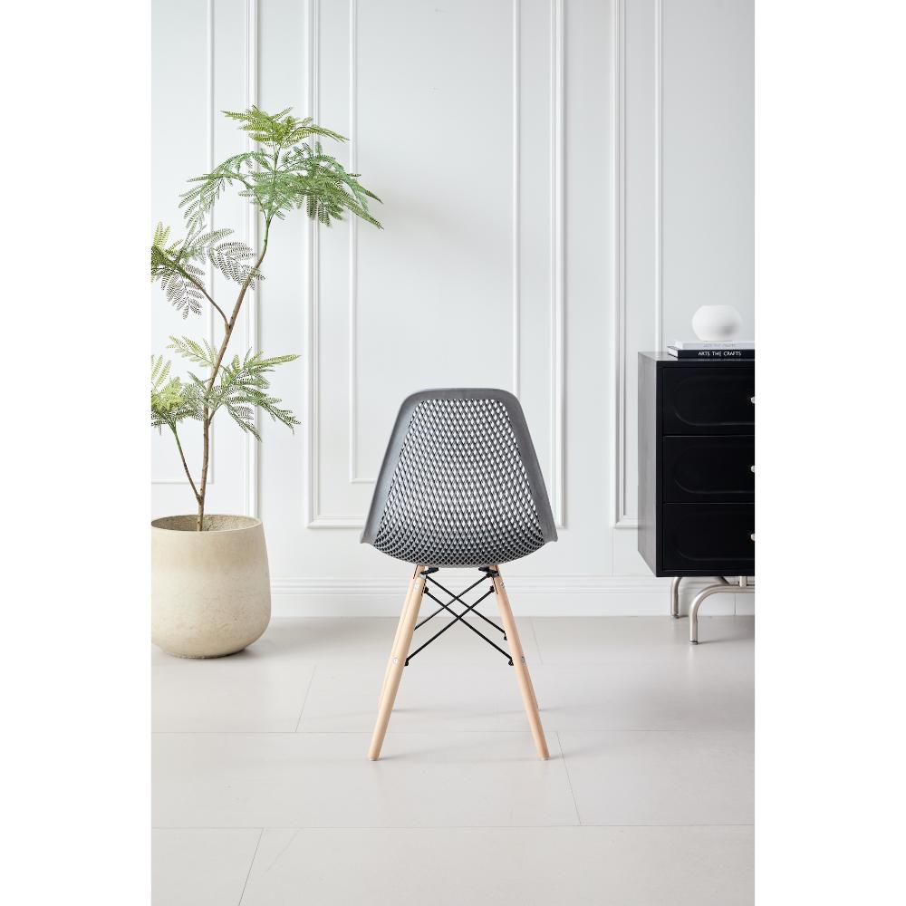 Silla Aira, Color Gris Oscuro, con Espaldar y Patas en Madera, en ambiente
