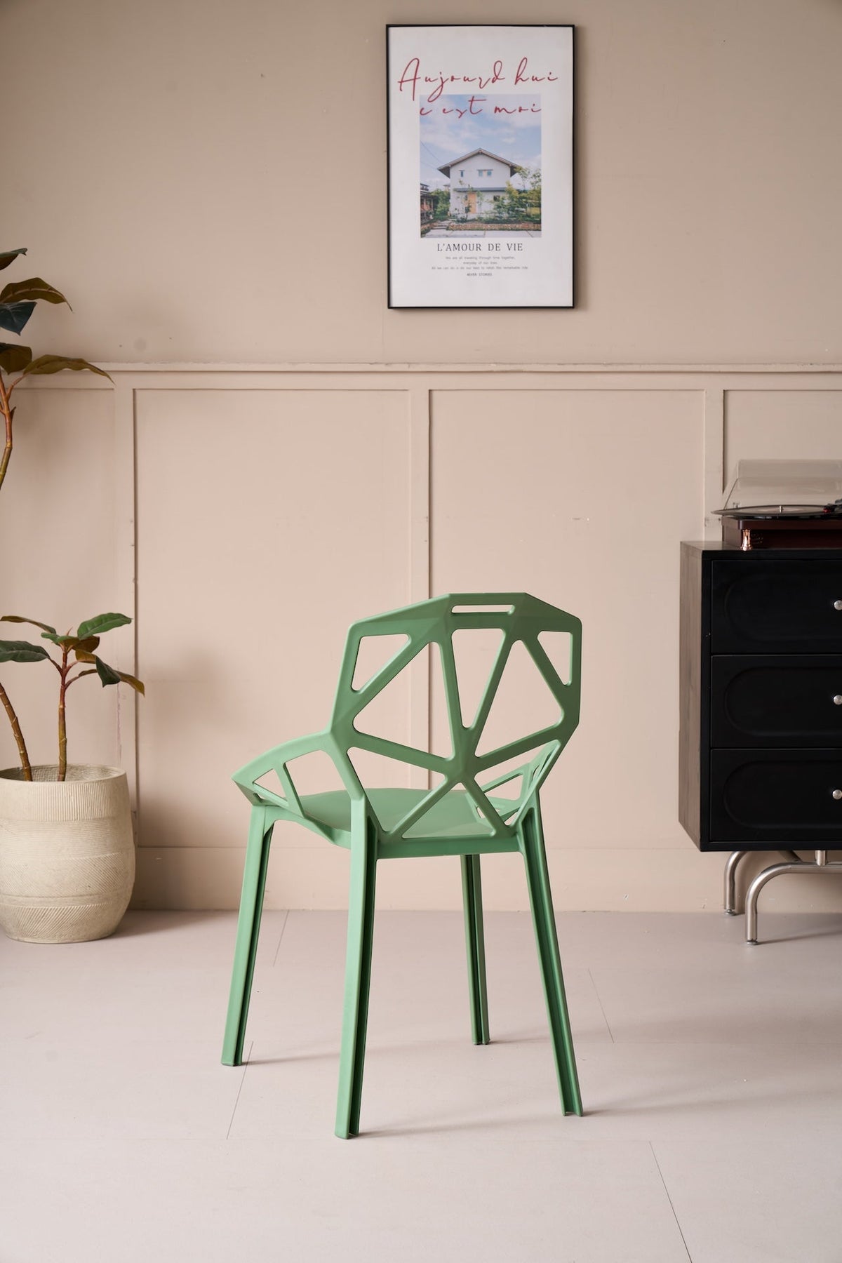 Silla Roxy, Color Verde, con Espaldar y Diseño Moderno, en ambiente