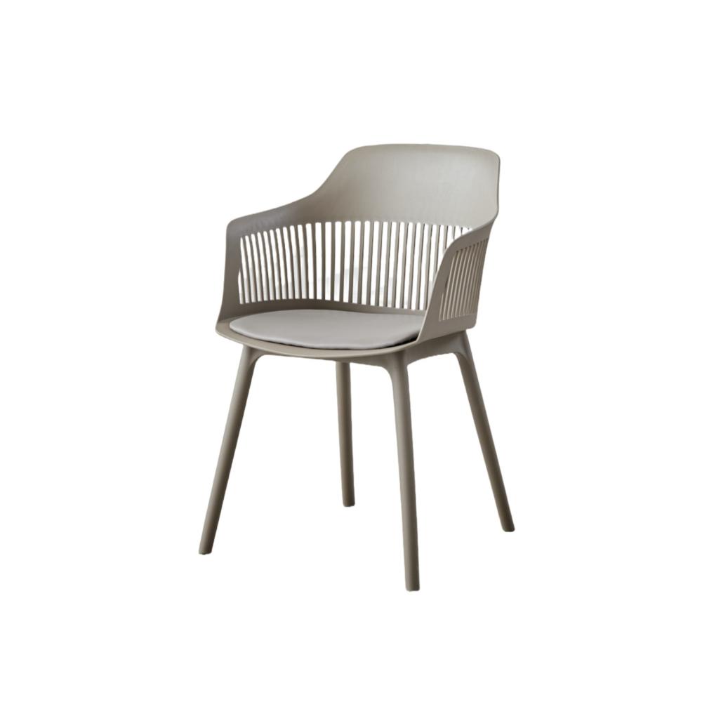 Silla Max taupe con cojín y espaldar en rejilla, en ambiente