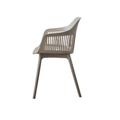 Silla Max taupe con cojín y espaldar en rejilla, detalle de acabado