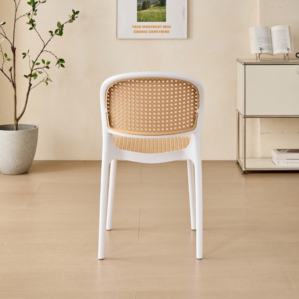 Silla Nest, Color Blanco y Beige, con Espaldar y Asiento en Rejilla, en ambiente