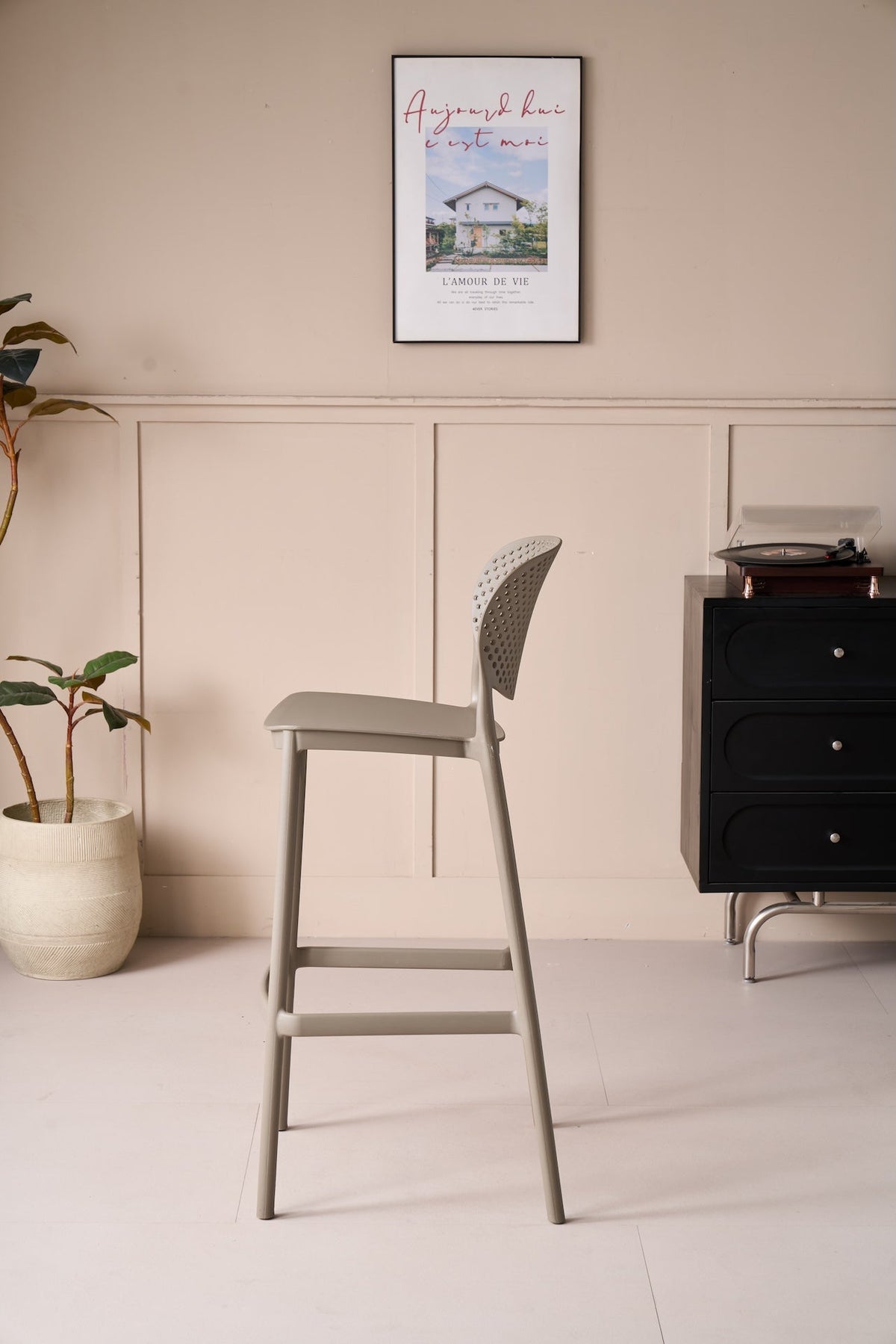 Silla para Bar Río, Color Taupe, Diseño Moderno, vista posterior