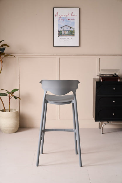 Silla para Bar Elena, Color Gris Oscuro, Diseño Moderno, en ambiente