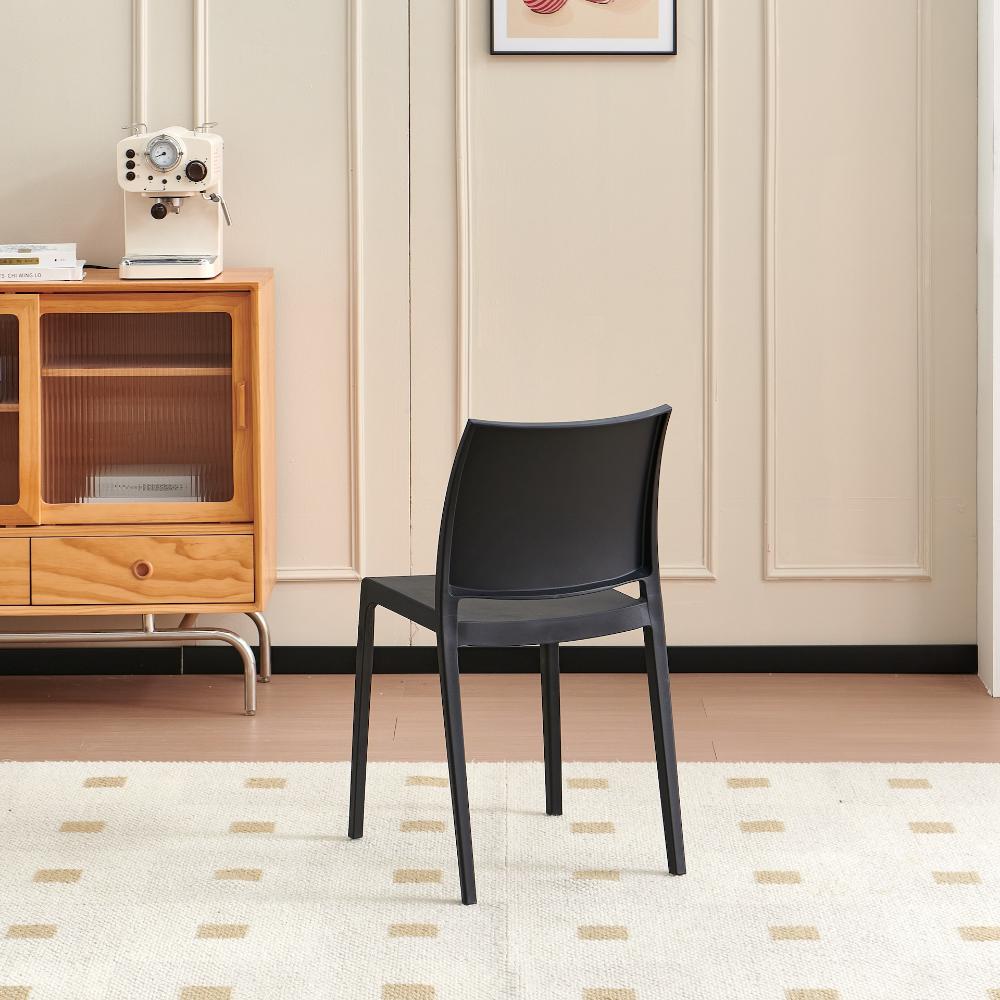 Set de 4 Sillas Soho, Negro, con Espaldar Cerrado y Diseño Minimalista