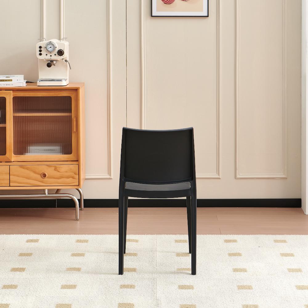 Set de 4 Sillas Soho, Negro, con Espaldar Cerrado y Diseño Minimalista