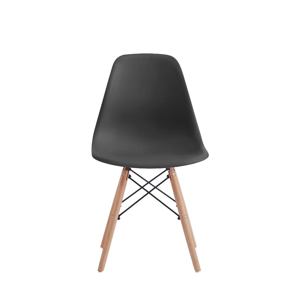 Silla Eames, Color Negro, con Patas de Madera, en ambiente