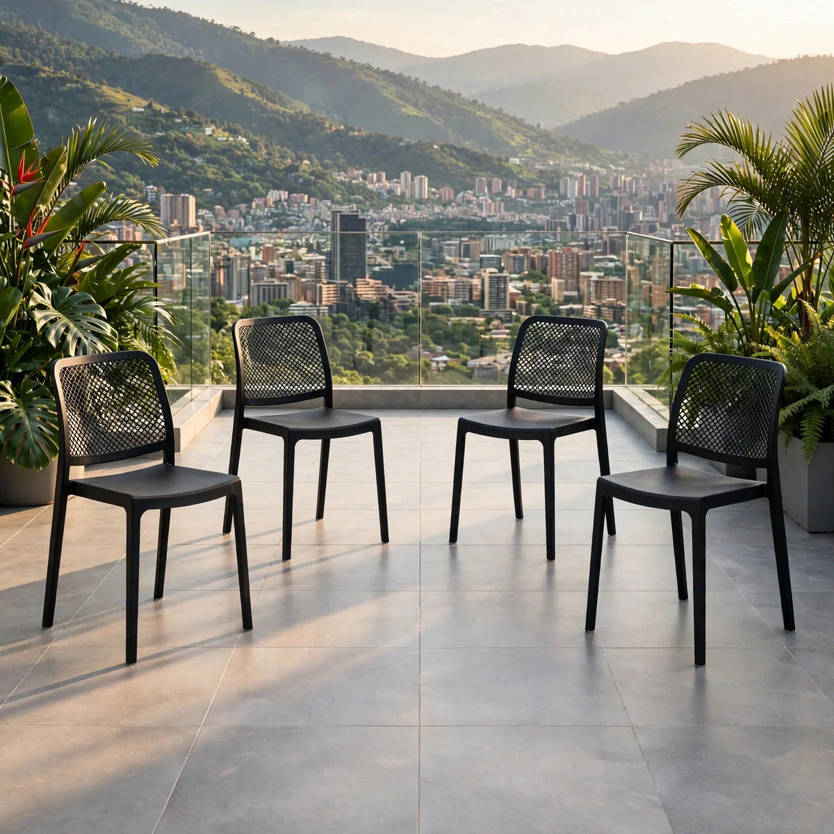 Set de 4 Sillas Manhattan, Negra, con Espaldar en Rejilla y Diseño Minimalista