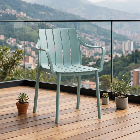 Silla Alice con Brazos, Color Azul Claro, con Espaldar y Diseño Minimalista